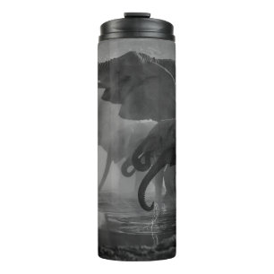 TERMO FOTO EN GRAYSCALE DE ELEFANTES QUE BEBEN AGUA