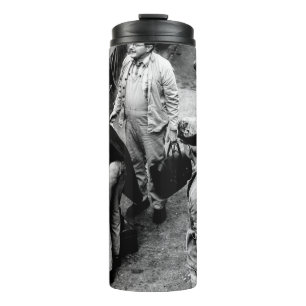 TERMO FOTO EN GRAYSCALE DE HOMBRES PARADOS AL LADO DEL T