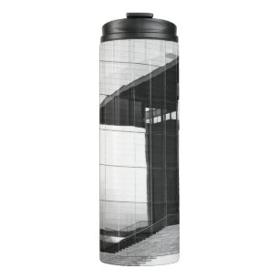 TERMO FOTO EN GRAYSCALE DE UN HOMBRE CAMINANDO EN PAVEME