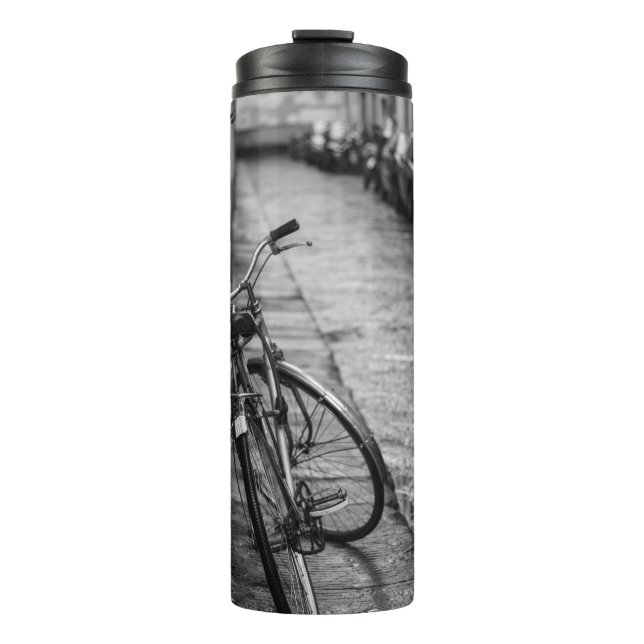 TERMO FOTO GRAYSCALE DE LA BICICLETA EN EL MURO (Anverso)