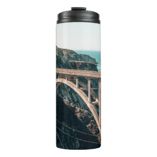 TERMO FOTOGRAFÍA DE PAISAJE DE PUENTE DE CONCRETO GRIS