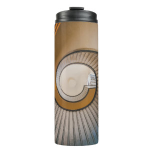 Termo Fotografía en ángulo bajo de la escalera de espira