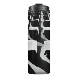 Termo Fotografía en escala de grises de sillas sin gente