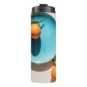 Termo fruta naranja en placa