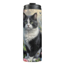 Gatito en el jardín de flores