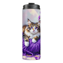 Gato bonito con flores púrpuras y hilo