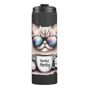 Termo gato con gafas de sol y sosteniendo una taza de ca