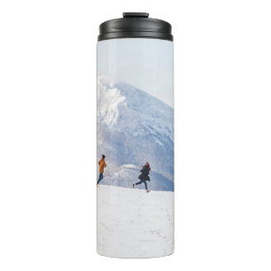 Termo Gente divirtiéndose y corriendo en las montañas