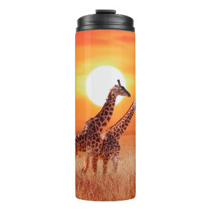 Termo Giraffe en la sabana africana contra el agua