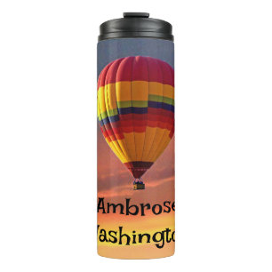 Termo Globo aerostático deslizándose por la puesta de so