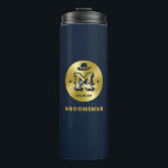 Termo Groomsmen del Monograma Rústico del Oro Azul del C<br><div class="desc">Regalos personalizados para los padrinos y el mejor hombre con temática de vaquero occidental. Decorada con gorra de vaquero con letra occidental vintage. El texto y el color son editables utilizando la herramienta de diseño para que se ajuste a su ocasión. Obtén este regalo de personalizar para boda, despedida de...</div>