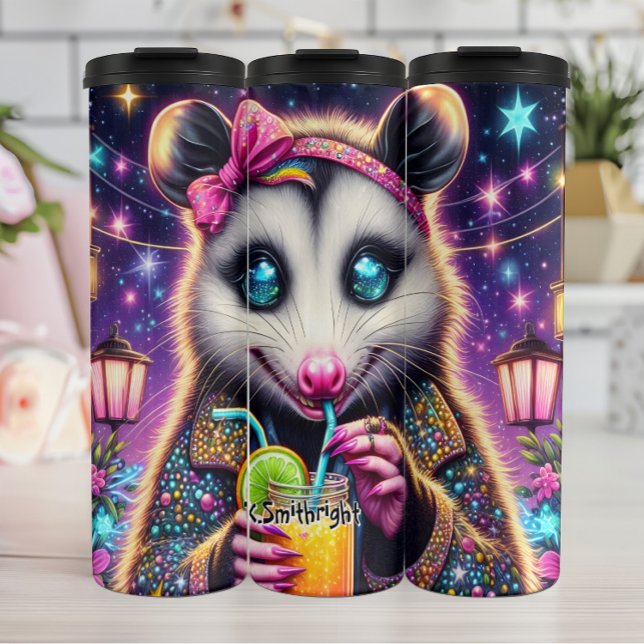 Termo Groovy Opossum disfrutando de una bebida cósmica (Subido por el creador)