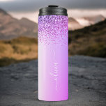 Termo Guión de chica con brillo de monograma morado<br><div class="desc">Taza para bebida con monograma de metal con brillo metálico de lámina falsa morada. Esto hace que sea el regalo perfecto para cumpleaños de 16 años,  boda,  despedida de soltera,  aniversario,  baby shower o fiesta de soltera para alguien que ama el lujo glamoroso y los estilos chic.</div>