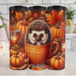 Termo Hedgehog en una taza de té en otoño