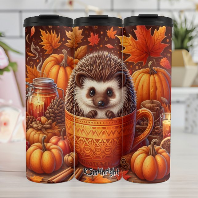 Termo Hedgehog en una taza de té en otoño (Subido por el creador)