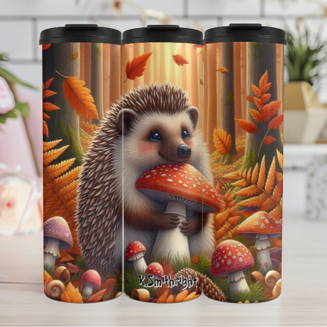 Termo Hedgehog sosteniendo un hongo en otoño (Subido por el creador)
