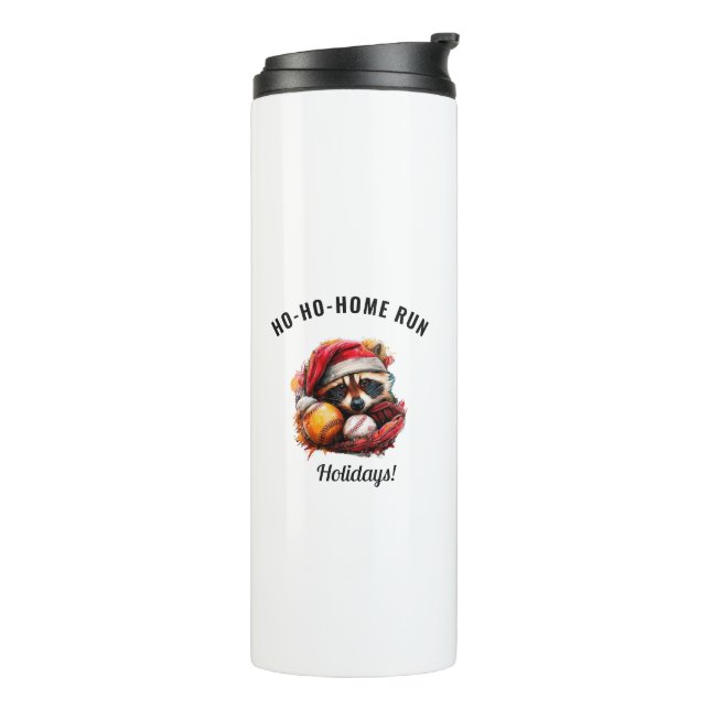 Termo Ho-Ho-Home Run Raccoon — Baseball Travel Mug (Rotado hacia la izquierda)