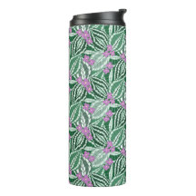 Hojas verdes tropicales con flor morada 