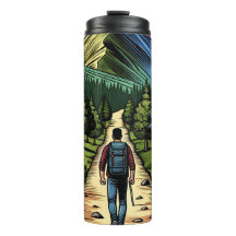 Hombre caminando por senderos