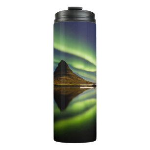 TERMO HOMBRE PARADO AL LADO DEL CUERPO DEL AGUA CON AURO