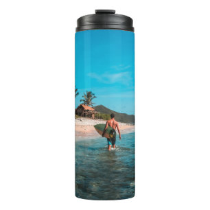 Termo Hombre sostiene tabla de surf en cuerpo de agua