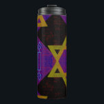 Termo Imagen temática de Hanukkah de SlipperyJoe's amari<br><div class="desc">Imagen temática de Hanukkah de SlipperyJoe's Estrella de David amarilla dorada velas azules con llamas naranjas idea de regalo de arte inspirado en la Menorah identidad judía espiritualidad festividad patrón simétrico audaz retro efecto de tablero de ajedrez negro y púrpura diseño vibrante que combina la tradición y la celebración religiosa...</div>