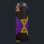 Termo Imagen temática de Hanukkah de SlipperyJoe's amari<br><div class="desc">Imagen temática de Hanukkah de SlipperyJoe's Estrella de David amarilla dorada velas azules con llamas naranjas idea de regalo de arte inspirado en la Menorah identidad judía espiritualidad festividad patrón simétrico audaz retro efecto de tablero de ajedrez negro y púrpura diseño vibrante que combina la tradición y la celebración religiosa...</div>