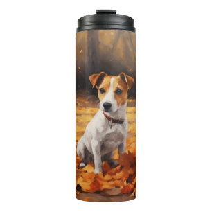 Termo Jack Russell en hojas de otoño caídas inspiran