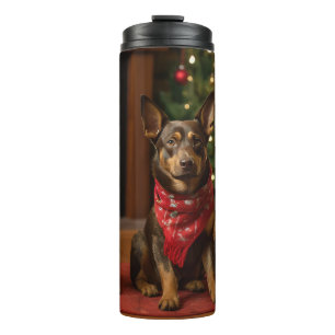 Termo Kelpie australiano junto a la chimenea en Navidad
