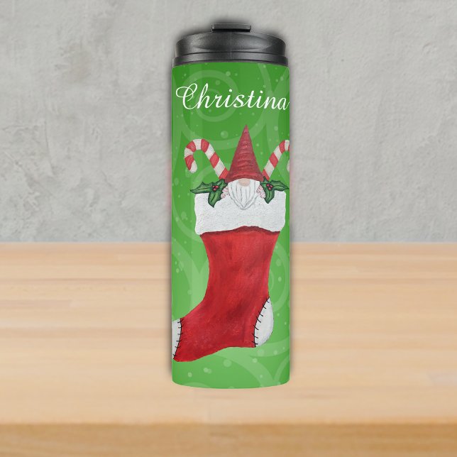 Termo La barba blanca de Gnome en los Navidades nadando (Cute gnome in red Christmas stocking with candy canes and holly on green swirled thermal tumbler.)