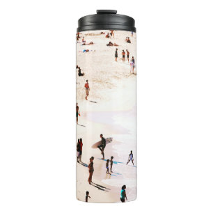Termo La gente en la playa por la mañana