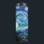 Termo La noche estrellada de Vincent Van Gogh<br><div class="desc">La pintura está dominada por un cielo nocturno lleno de luna y estrellas. Toma las tres cuartas partes del plano de la imagen y parece turbulento, incluso agitado, con unos patrones que giran intensamente y parecen rodar a través de su superficie como olas. Está acribillada con orbes brillantes —incluyendo la...</div>