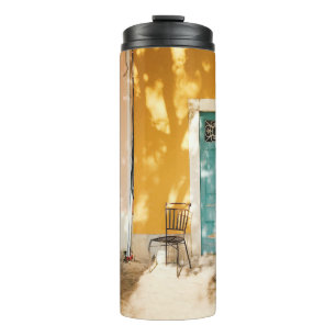 Termo La puerta principal de madera verde medio abierta