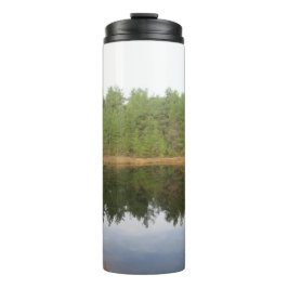 Termo Lago de reflexión de árbol de pino