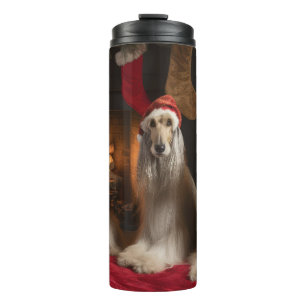 Termo Lebrel afgano junto a la chimenea Navidad