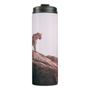 TERMO LEOPARD EN LA PARTE SUPERIOR DE LA MONTAÑA