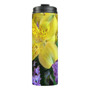 Termo Lirios amarillos y flores de lila púrpura