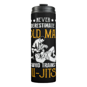 Termo Los hombres nunca subestiman a un anciano que entr