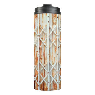 Termo Los paneles antiguos de la puerta de hierro están 