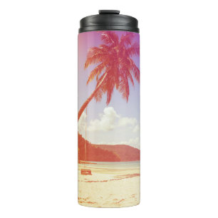 Termo Lugar de playa, cocoteros y cama de madera.