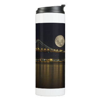 Termo Luna llena sobre el puente de la bahía