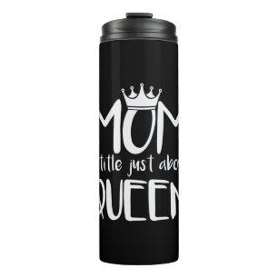 Termo Mamá arte un título justo encima de la reina