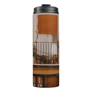 TERMO MARRÓN DE VENTANA DE MADERA MARRÓN CON PLANTAS V
