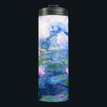 Termo Monet Pink Water Lilies<br><div class="desc">Un vaso de agua rosada Monet presenta un bonito nenúfago de agua rosada flotando en un estanque azul tranquilo con colchonetas de lirios. Un gran regalo de Monet para los amantes del impresionismo y del arte francés. Impresionismo natural sereno con flores y paisajes pintorescos de estanques.</div>