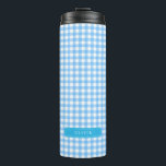 Termo Monograma de Baby Blue Gingham personalizado<br><div class="desc">Este tumbler térmico monogramado presenta un patrón de gingham azul dulce. Utilice este elegante tambor para picnics, camping o viaje al trabajo. También hará grandes regalos personalizados para amigos y familiares, así como regalos para su fiesta, eventos o incluso para damas de honor. Personalícelo reemplazando el texto del marcador de...</div>