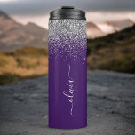 Termo Monograma de Purpurina de color morado plateado Gi<br><div class="desc">El Purpurina de la espuma morada y plateada cepillaron el nombre del monograma Metalizado con el tumbler. Esto hace que el dulce perfecto cumpleaños 16, boda, ducha de novia, aniversario, ducha de bebé o fiesta de soltera sea regalo para alguien que ama el lujo glam y los estilos de moda....</div>