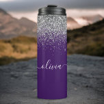 Termo Monograma de Purpurina de color morado plateado Gi<br><div class="desc">El Purpurina de la espuma morada y plateada cepillaron el nombre del monograma Metalizado con el tumbler. Esto hace que el dulce perfecto cumpleaños 16, boda, ducha de novia, aniversario, ducha de bebé o fiesta de soltera sea regalo para alguien que ama el lujo glam y los estilos de moda....</div>