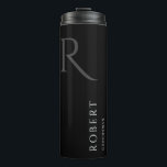 Termo Monograma negro simple Groomsmen personalizado<br><div class="desc">Este sencillo personalizado groomsmen tumbler presenta el nombre,  el monograma y la fecha de boda personalizados del groomsman. Puede cambiar fácilmente los colores de fondo y fuentes para que coincidan con el evento si lo desea. También genial para un hombre mejor,  padre de la novia y más.</div>