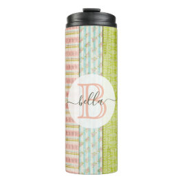 Termo Monograma Rosas de Shabby en cabaña de madera rúst