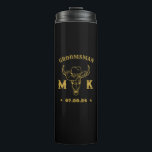 Termo Monogramas personalizados salvajes de Cowboy occid<br><div class="desc">Regalos personalizados para los padrinos y el mejor hombre con temática de vaquero del oeste. Decorada con gorra de vaquero con letra occidental vintage. El texto y el color son editables utilizando la herramienta de diseño para que se ajuste a su ocasión. Obtén este regalo de personalizar para boda, despedida...</div>